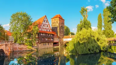 Casas con entramado de madera junto al lago.