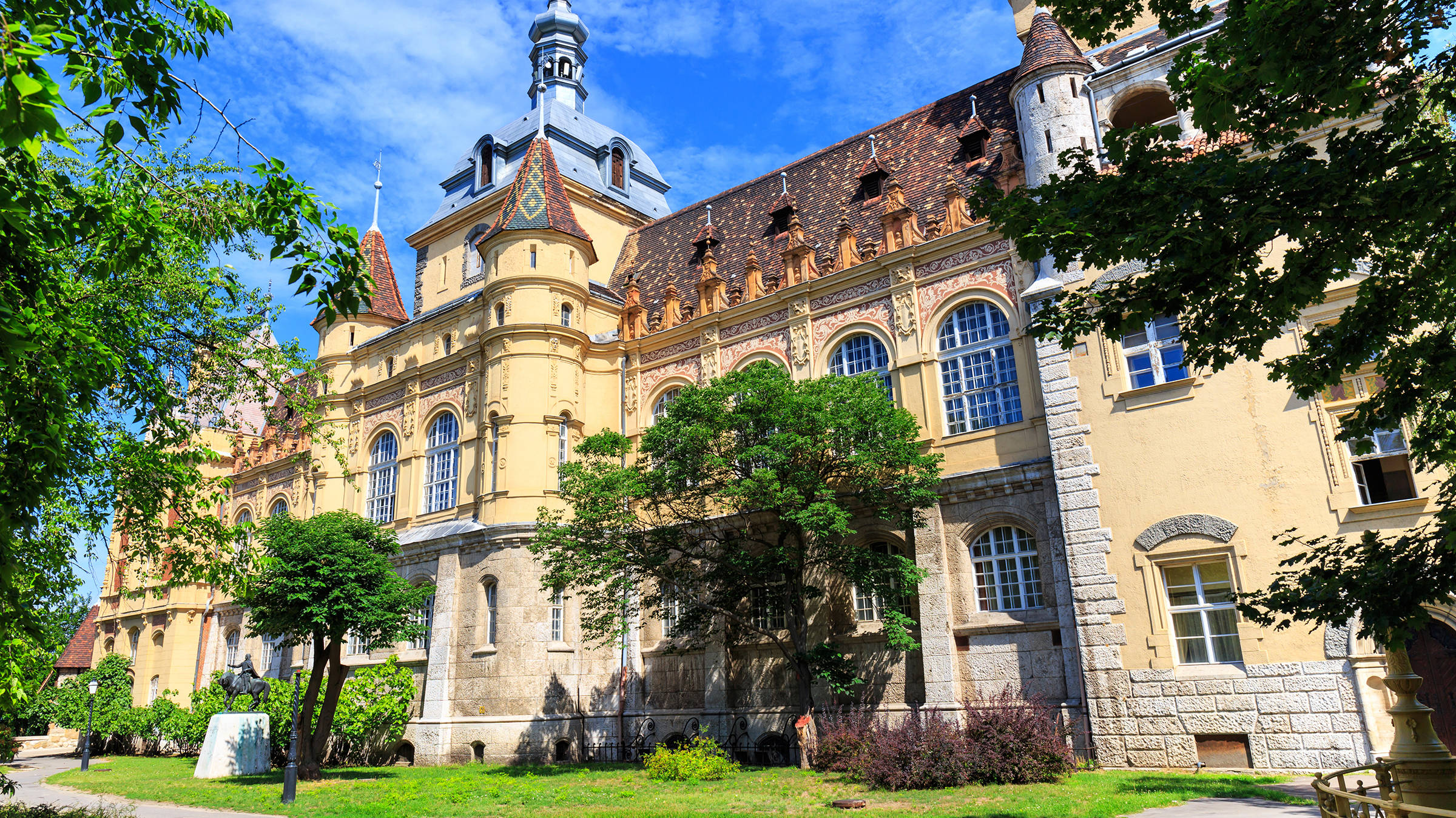 Visit Vajdahunyad Castle in Budapest - H2 Hotel Budapest - Official website Visit Vajdahunyad Castle in Budapest - H2 Hotel Budapest - Official website