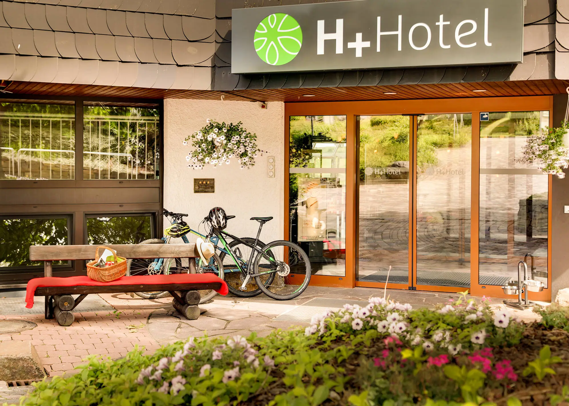 Ingresso dell'H+ Hotel Willingen con biciclette.