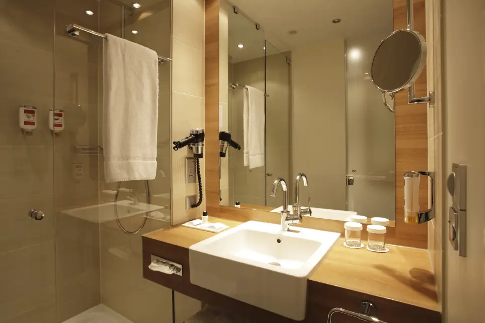 Bathroom comfort King room at the H4 Hotel Berlin Alexanderplatz - Official website