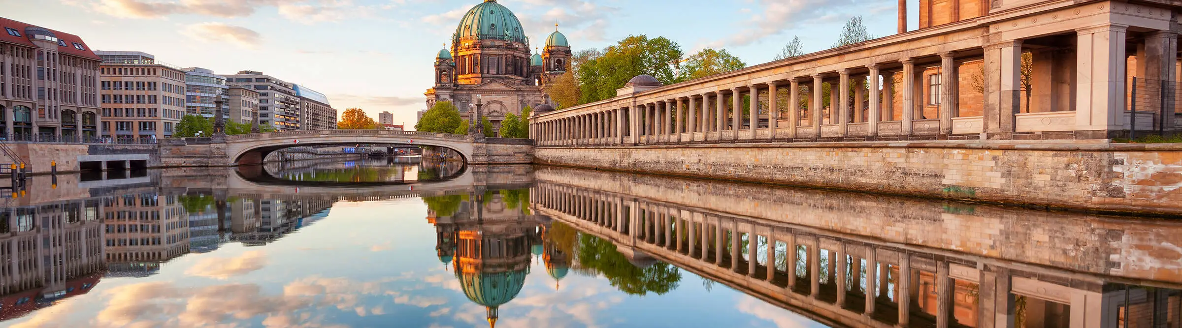 Museumsinsel mit Berliner Dom von der Spree aus.