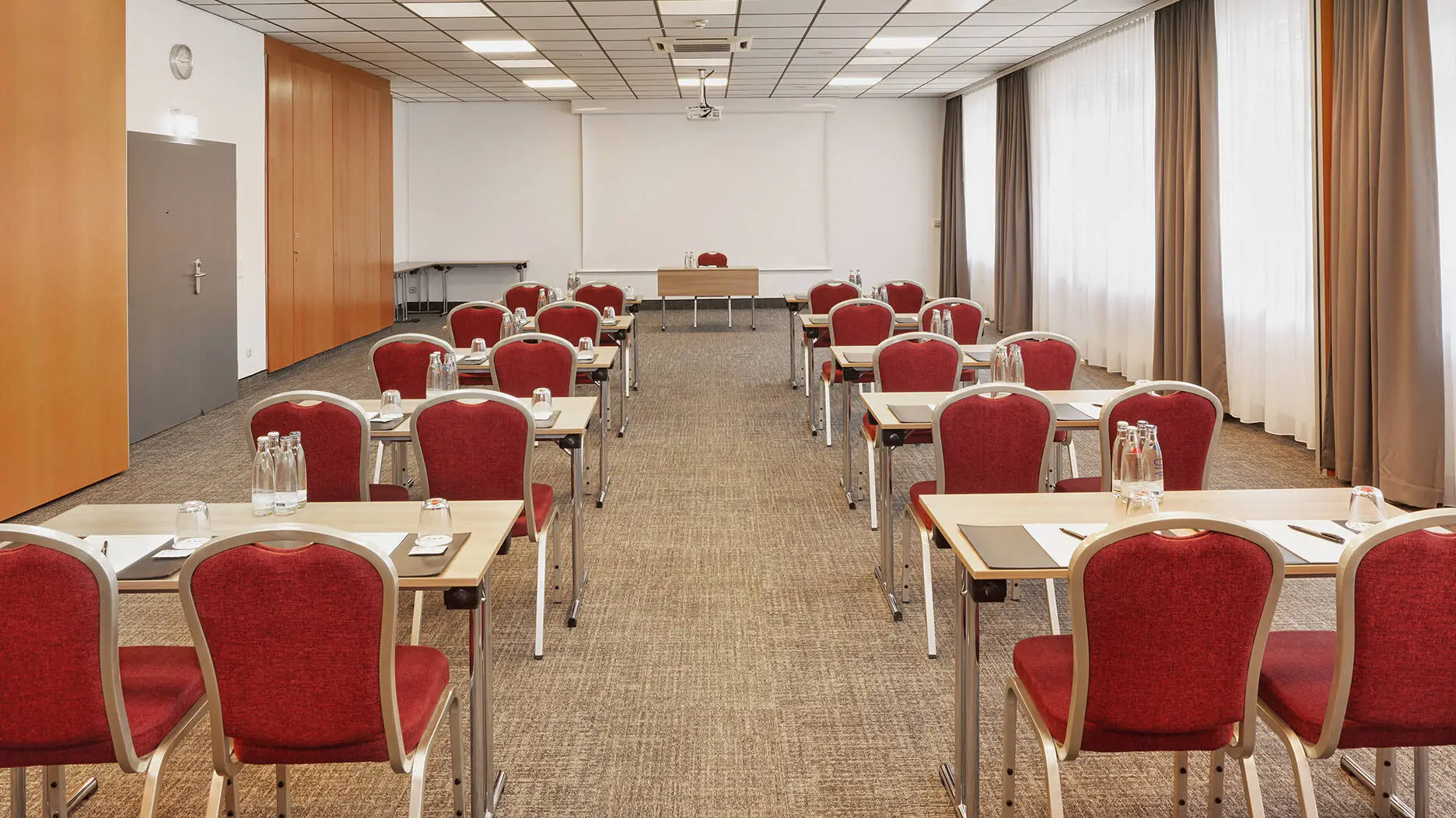Meeting room with parliamentary seating at the H+ Hotel Darmstadt