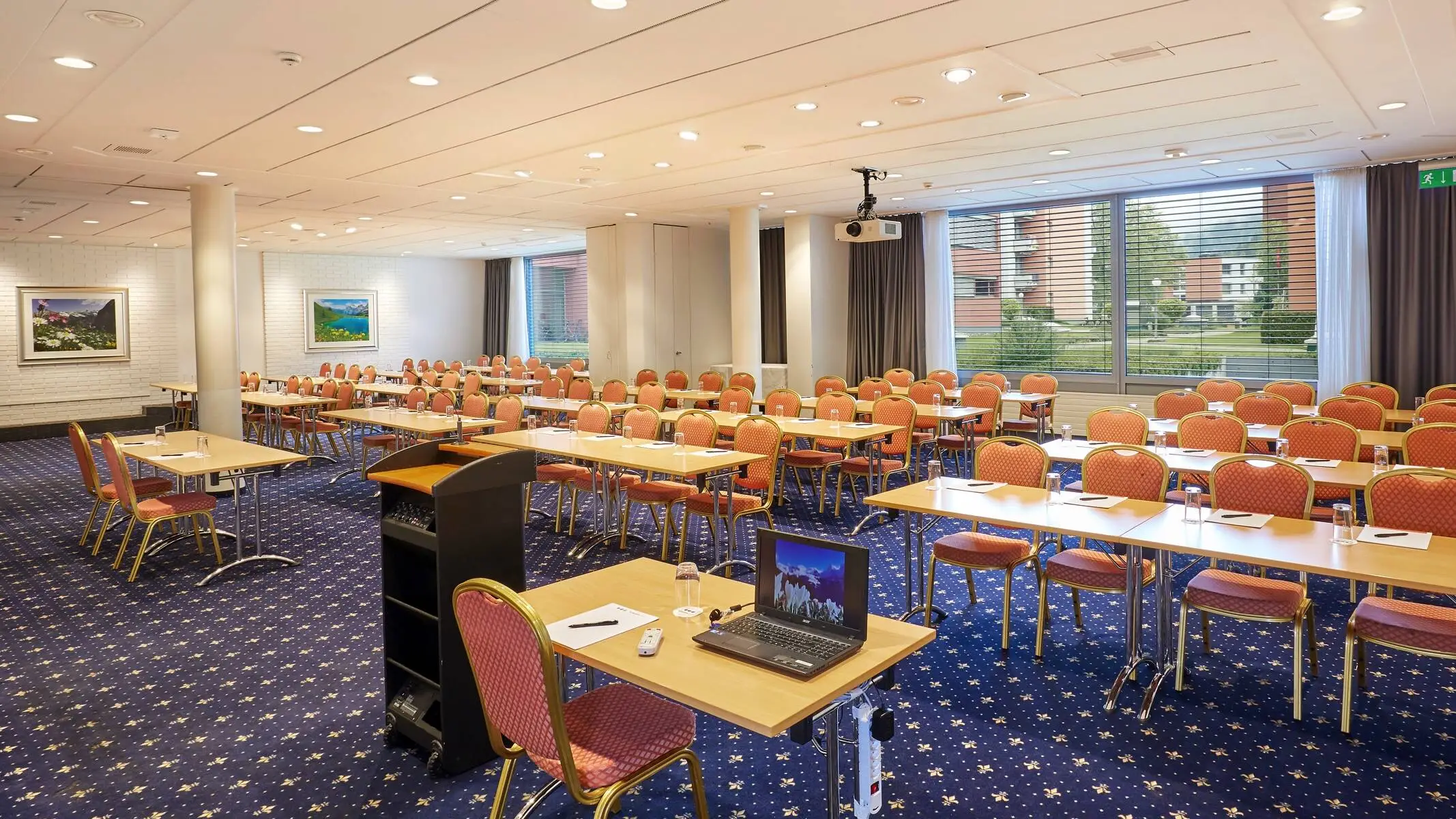 Salle de réunion avec disposition en amphithéâtre à l'H+ Hotel & Spa Engelberg