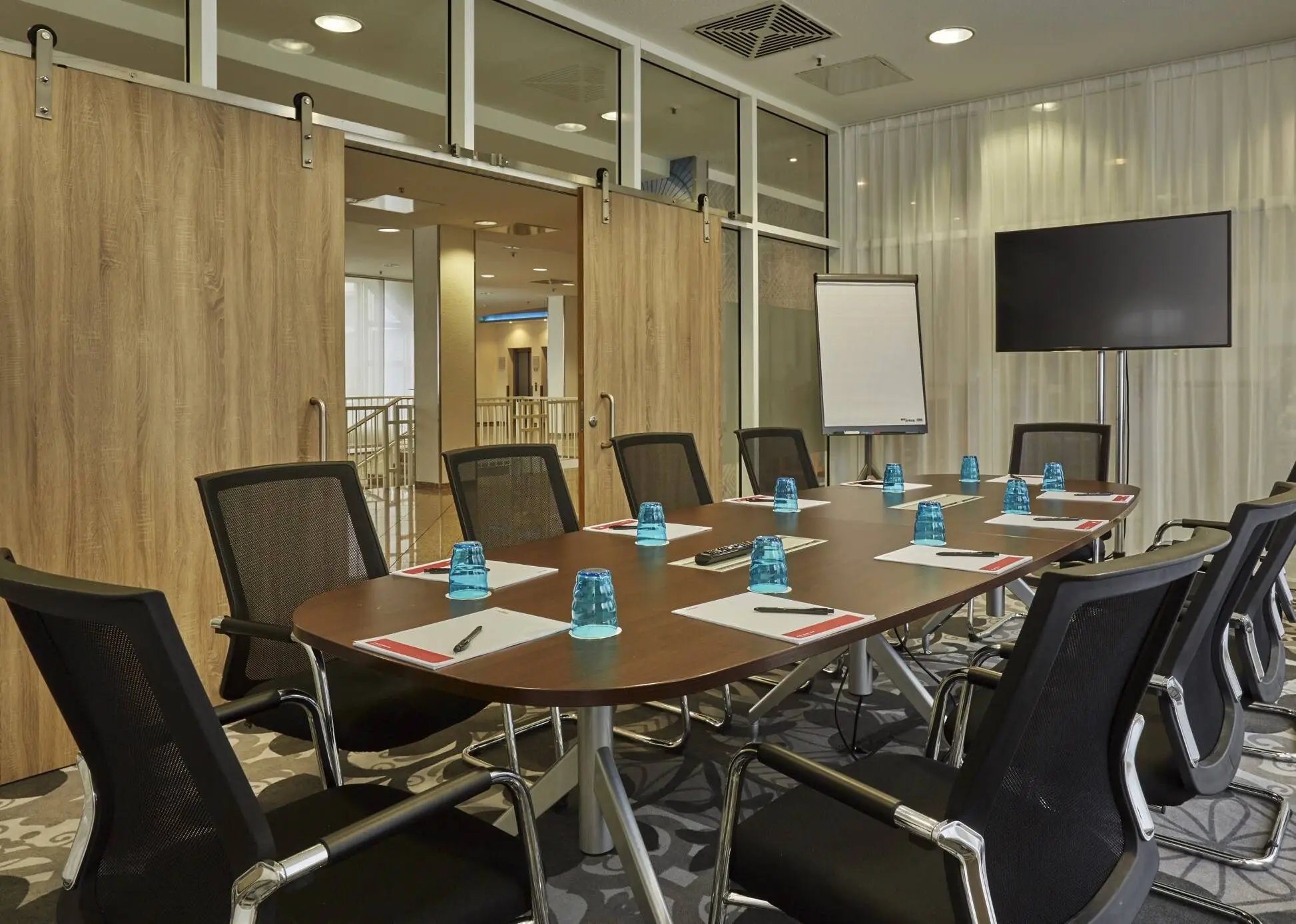 Boardroom mit einem Konferenztisch und einem Fernseher.