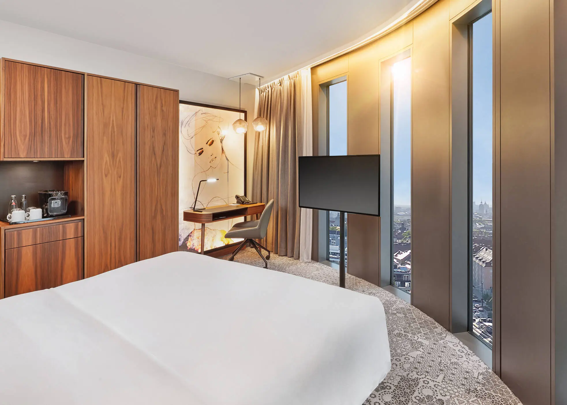 Camera d'albergo con vista panoramica dall'Hyperion Hotel München