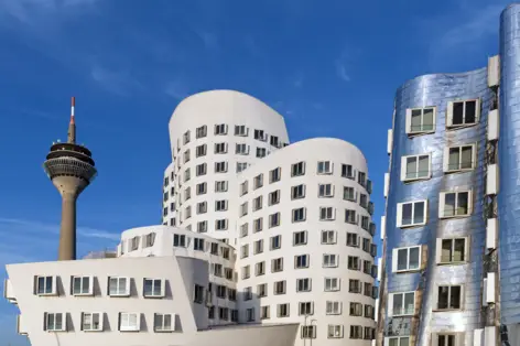 Blick auf die Gehry-Bauten. Links hinter einem Gehry-Haus ist der Rheinturm zu sehen.