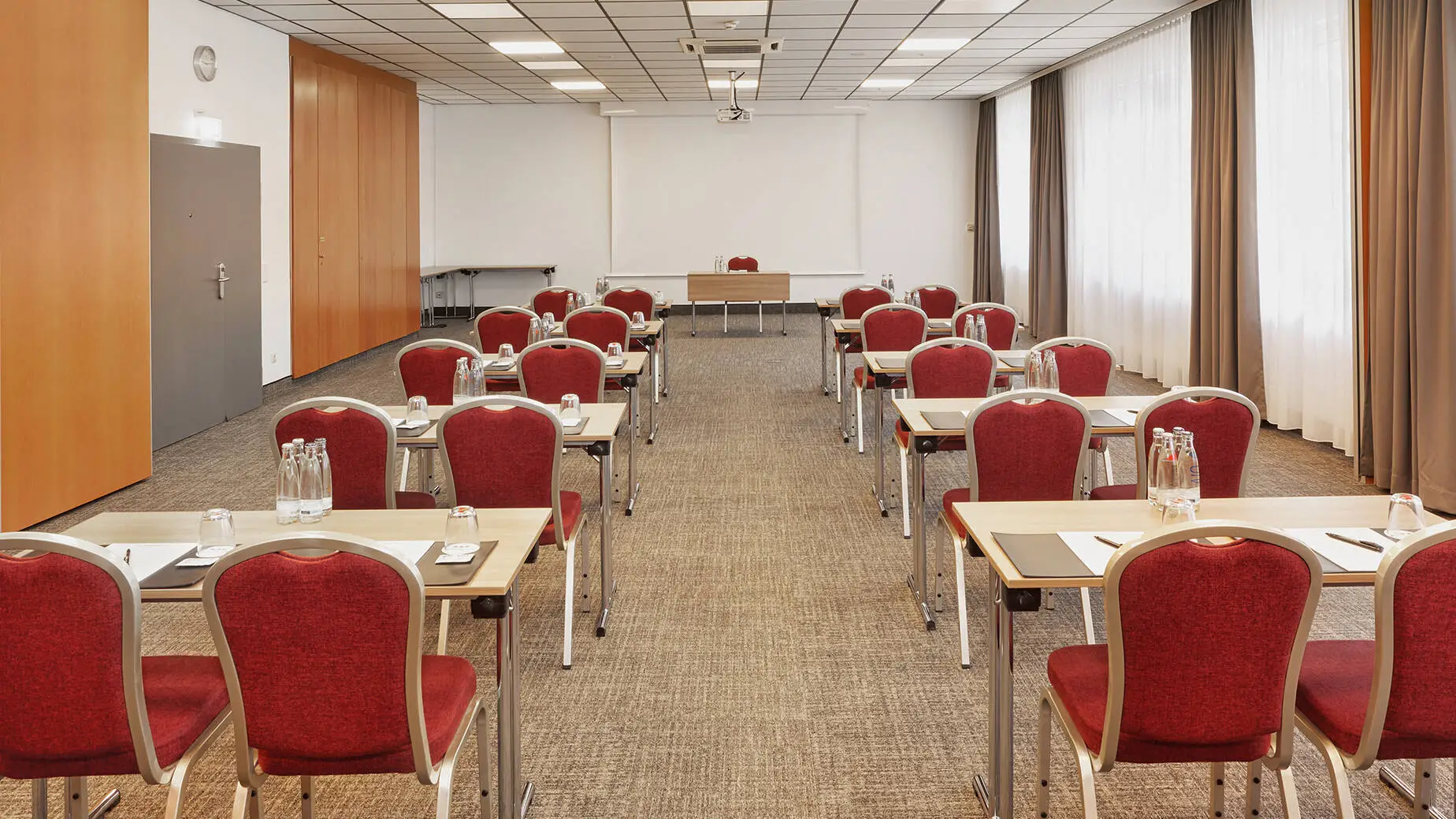 Salle de réunion avec disposition en amphithéâtre à l'H+ Hotel Darmstadt