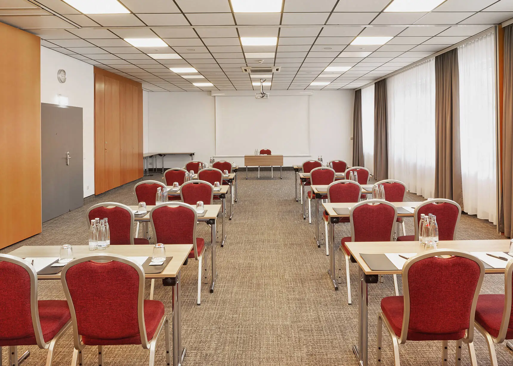 Salle de réunion avec disposition en amphithéâtre à l'H+ Hotel Darmstadt