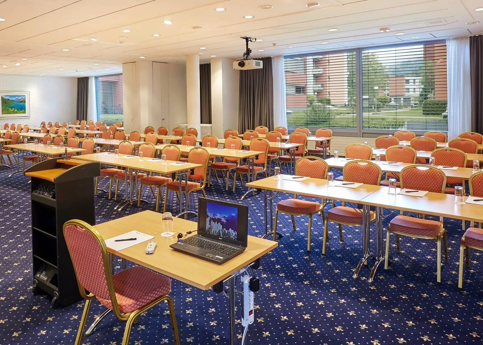 Salle de réunion avec disposition en amphithéâtre à l'H+ Hotel & Spa Engelberg