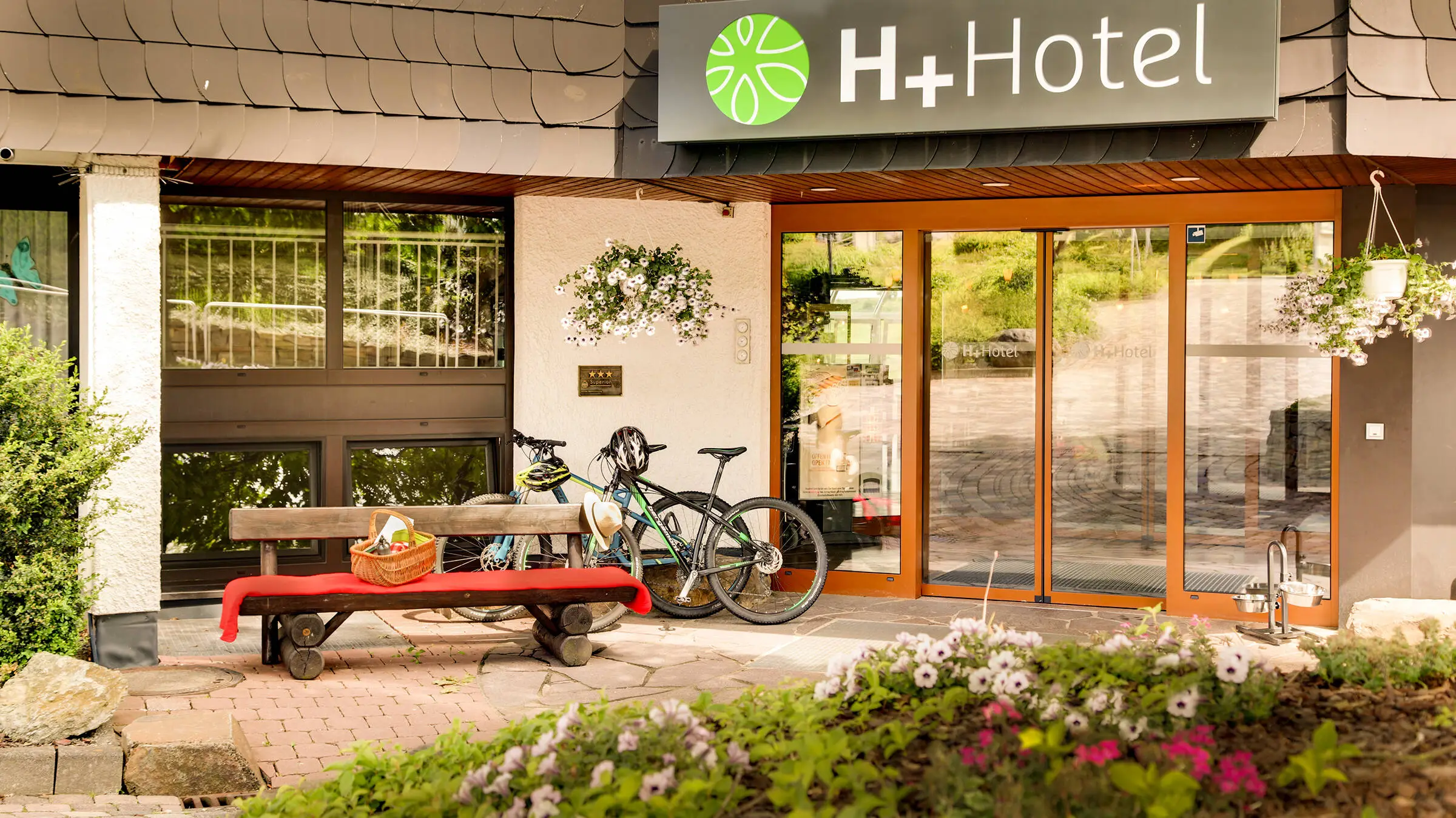 Entrada del hotel H+ Hotel Willingen con bicicletas.