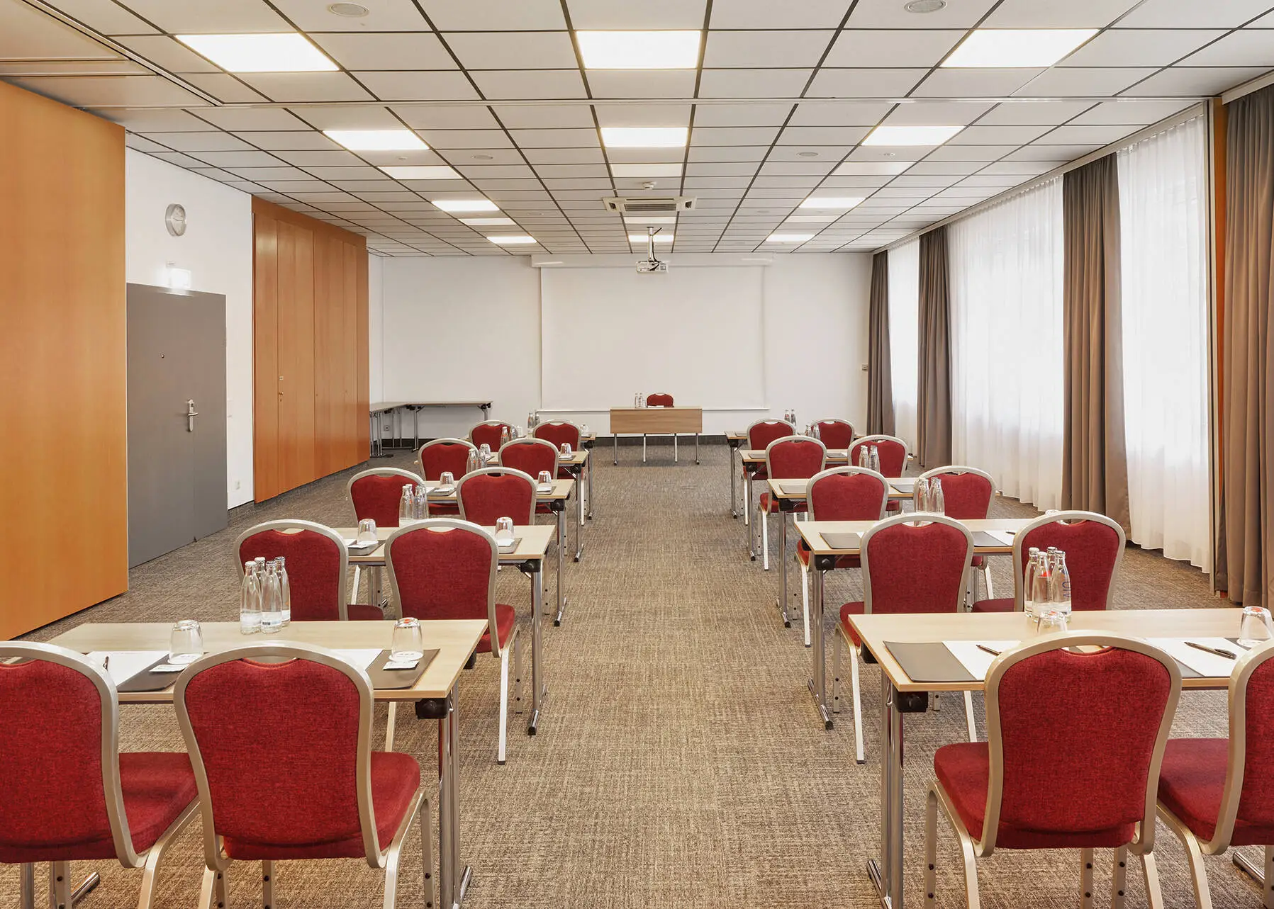 Meeting room with parliamentary seating at the H+ Hotel Darmstadt